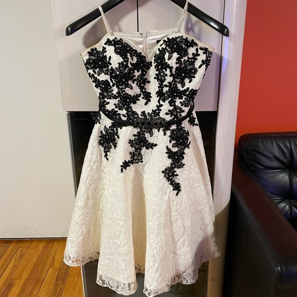 Le Château black and white lace dress size small - Picture 8 of 8